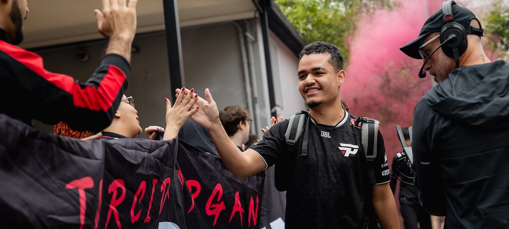 Jogador Cariok cumprimentando a Torcida Organizada da Pain antes de entrar no Arena para o dia da LTA