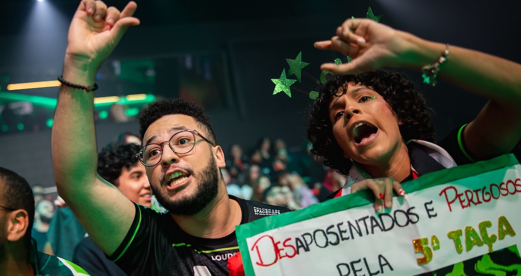 Torcedores da LOUD na torcida do Stage fazendo o sinal de "minúsculos" para o time adversário